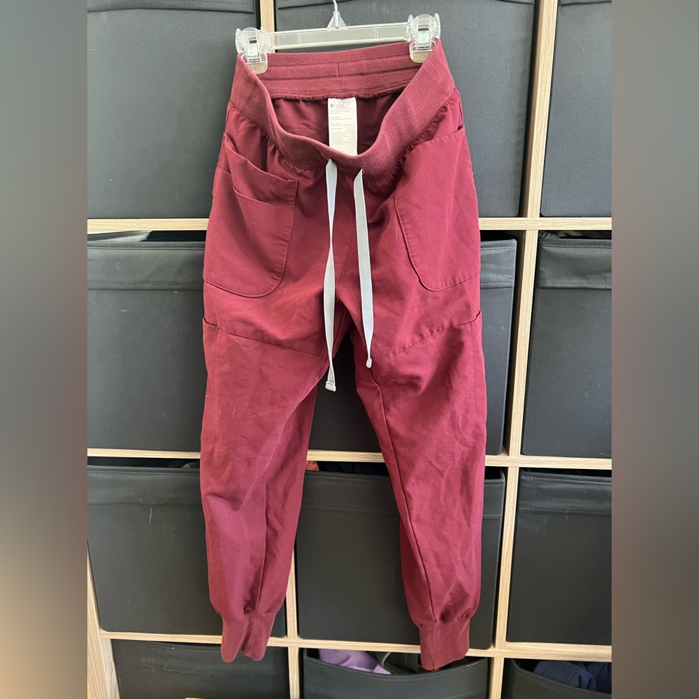 FIGS XS PETITE maroon joggers with front pockets